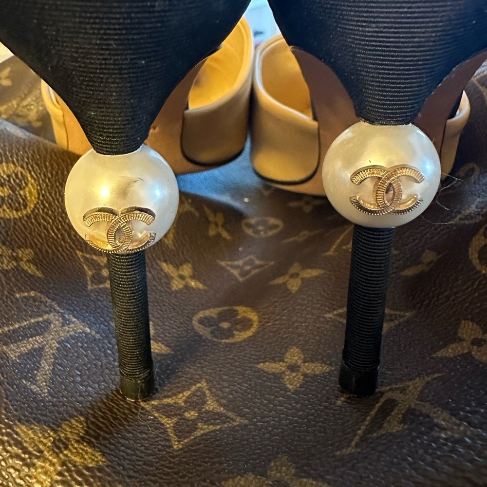 Cc mules heels .